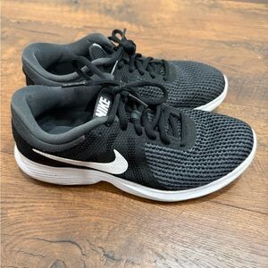 Nike Dual-Tone Black and White Running Shoes